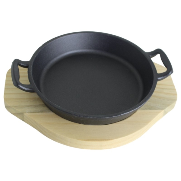 Guss Bratpfanne mit Griffen auf Holzplatte 20cm Durchmesser