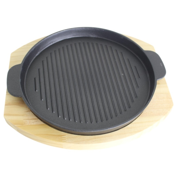 Guss Bratpfanne auf Holzplatte 24cm Durchmesser
