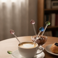 Glaslöffel bunt 4er Set, Kaffee- und Dessertlöffel mit dekorativem Glaskopf