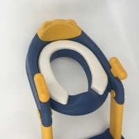 Toilettentrainer Kinder mit Treppe, Sitzaufsatz und Haltegriffen, Kunststoff, Blau-Gelb-Weiß